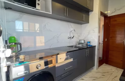 ALUGUEL: T2 Moderno na Polana Cimento A com Vista para a Baía | Segurança Reforçada